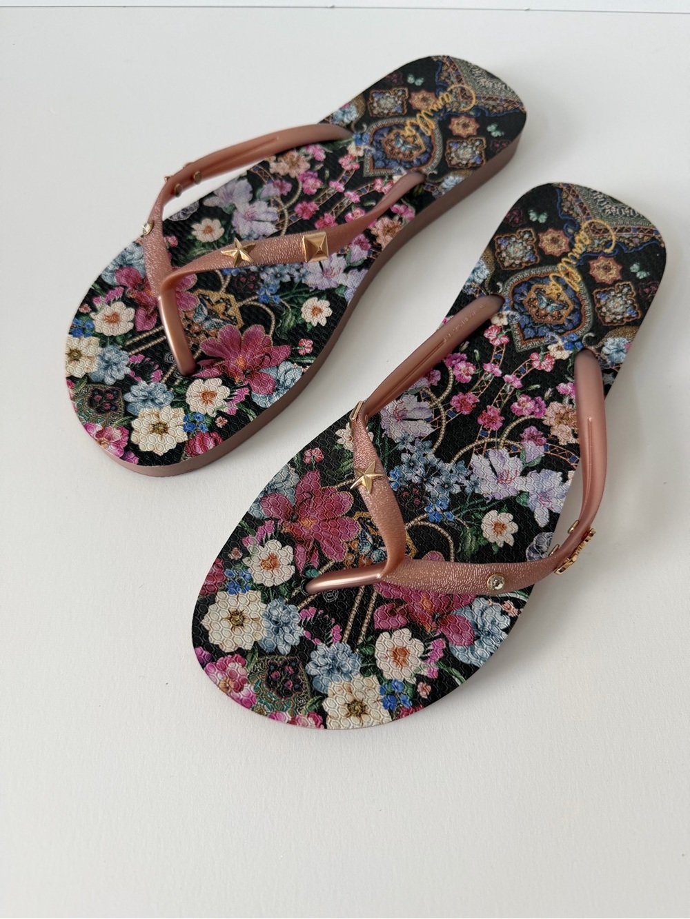 Camilla A Night At The Opera Thongs Flip Flops, Size 41/42 (US 10/11)